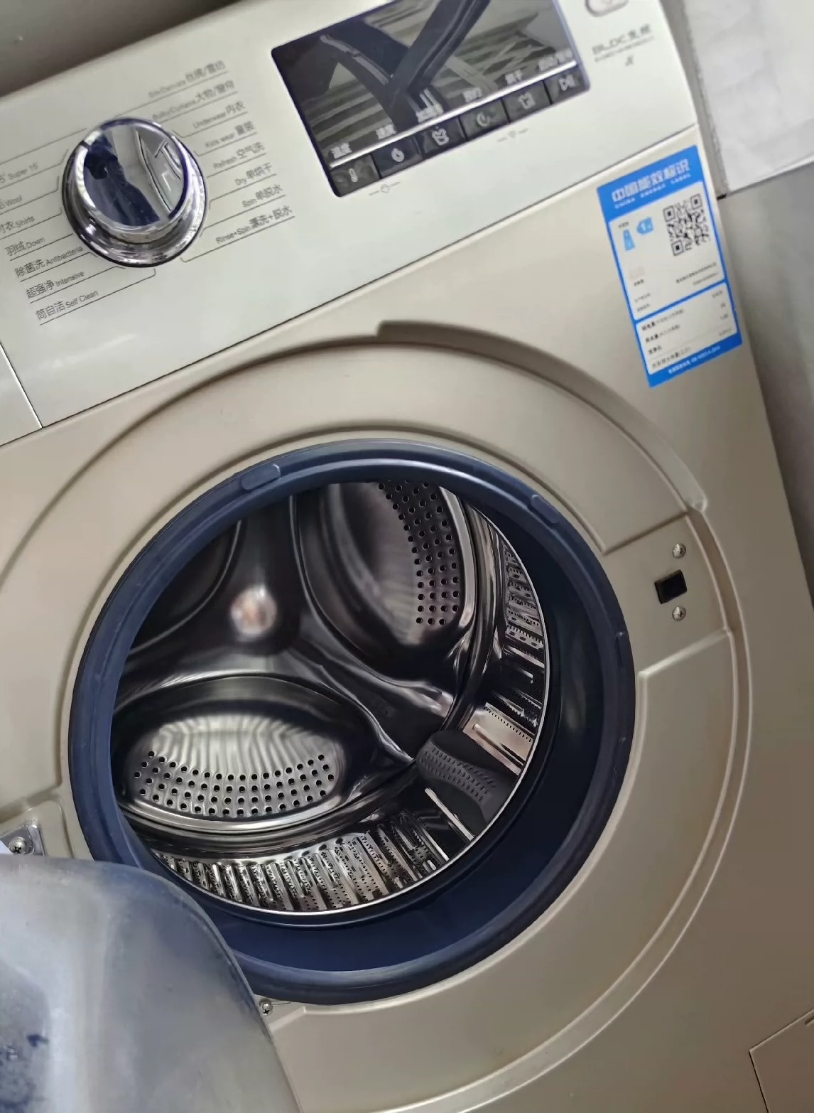 海尔滚筒洗衣机 实体店接近4000块钱购入，1级能效，BLDC变频电机，56分贝静音，洗烘一体，一键免熨烫，除菌消毒洗，除螨空气洗，中途添衣！尺寸:深550✘宽